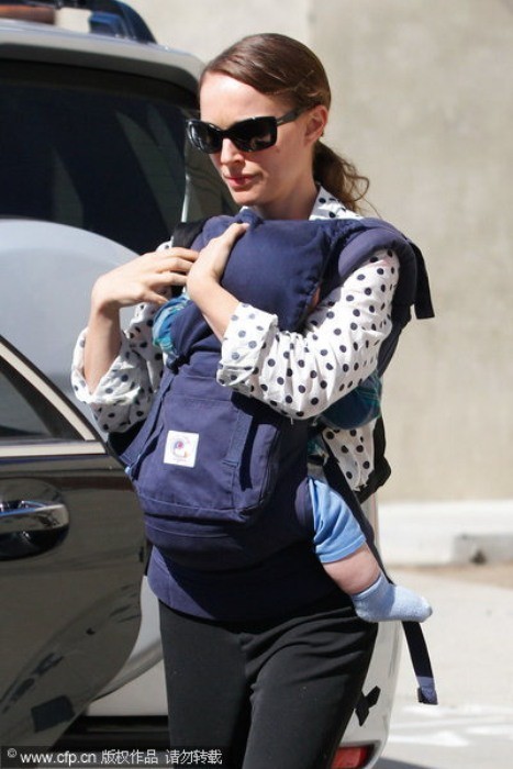Natalie Portman đưa con trai, Aleph tới nhà thờ ở Santa Monica